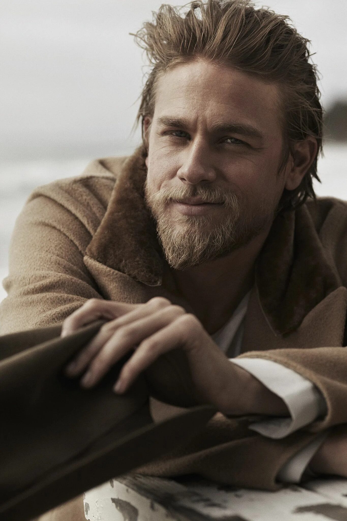 Charlie hunnam. Charleya Hannem. Ханнэм Чарли Ханнэм. Чарли Ханнэм фото.