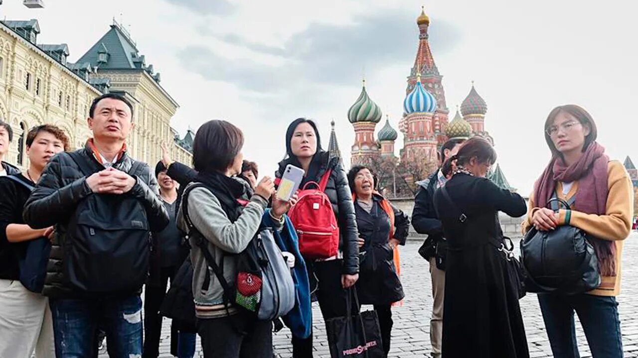 Иностранные туристы. Китайцы в москве. Экскурсии для иностранцев. Иностранные туристы в москве. Китайские туристы.