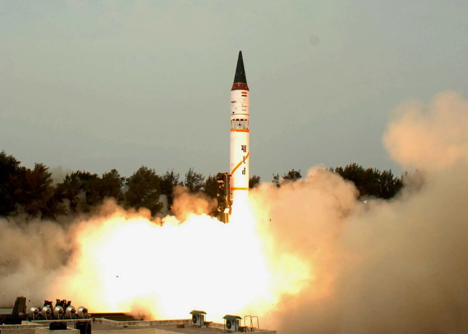 Баллистическая ракета тема. Баллистическая ракета Агни-2. Ракета Агни-3. Agni 5 ракета. Баллистические ракеты Индии.