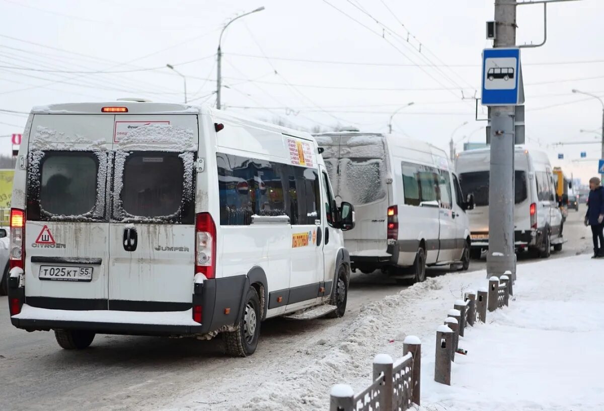 Какие автобусы ходят в омске. Маршрутка Омск. 511 Маршрутка Омск. Омские автобусы водители. Маршрут 410 маршрутки Омск.