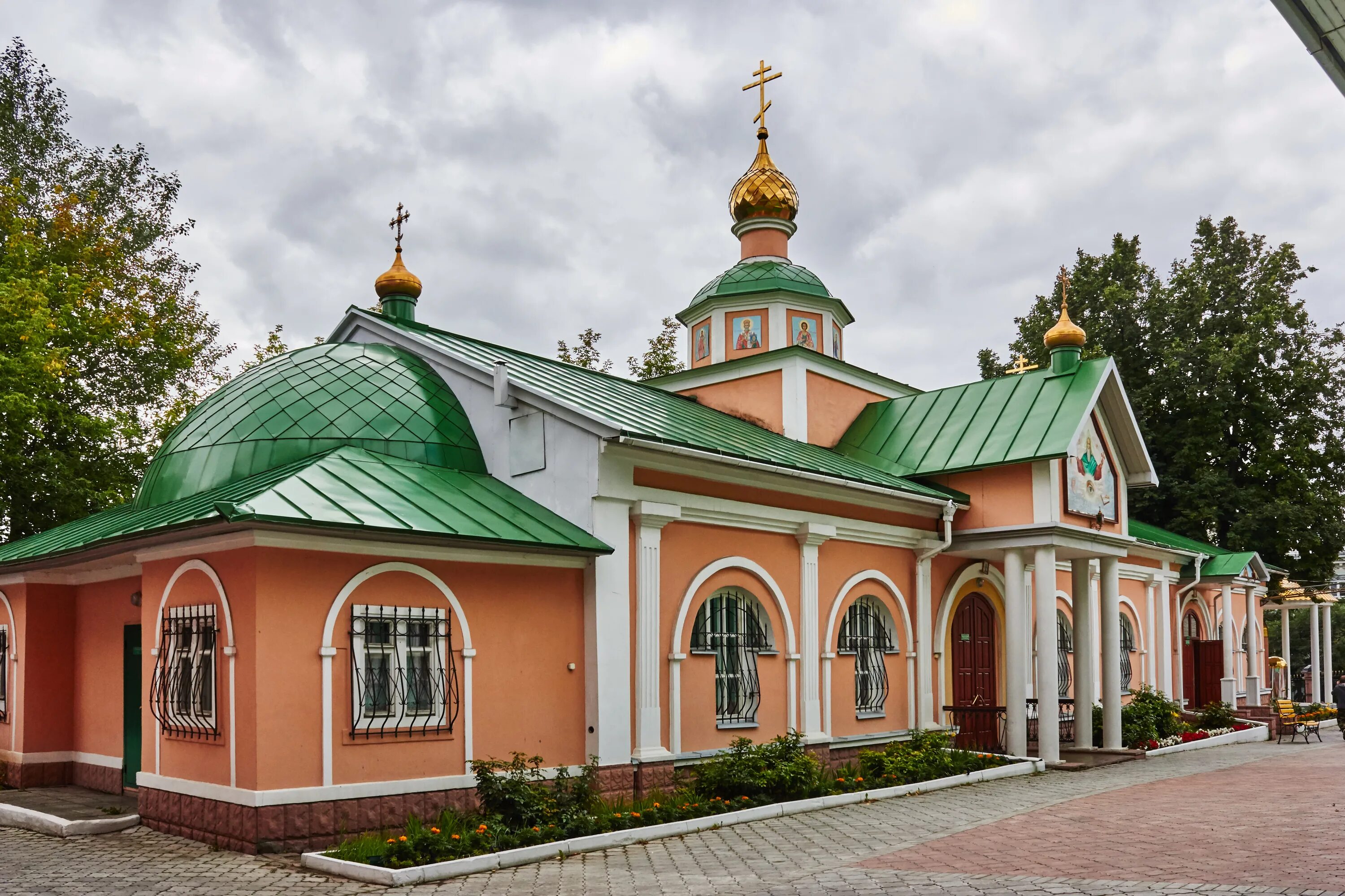 Работа церкви ижевск. Храм святой троицы ижевск. свято троицкая церковь удмуртия. церковь иоанна предтечи чебоксары. троицкая кладбищенская церковь ижевск.