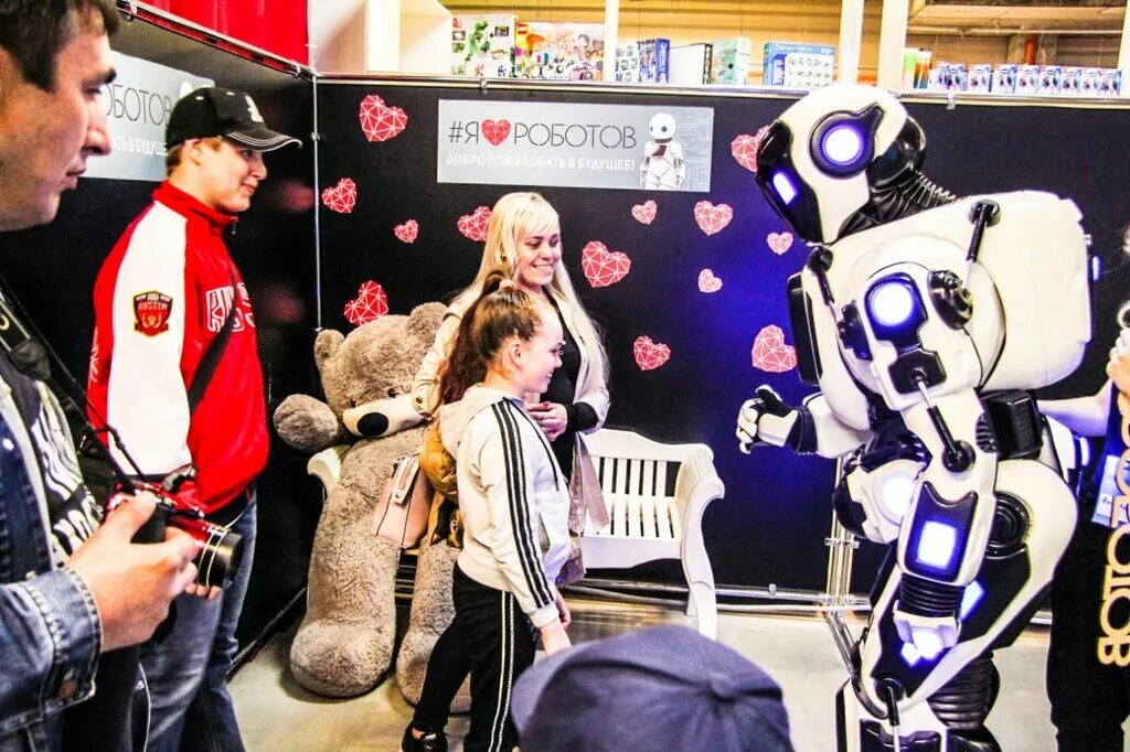 Любящий робот. Валл·и мультфильм 2008. Любящий робот. Робо девушки. Выставка роботов 2021.