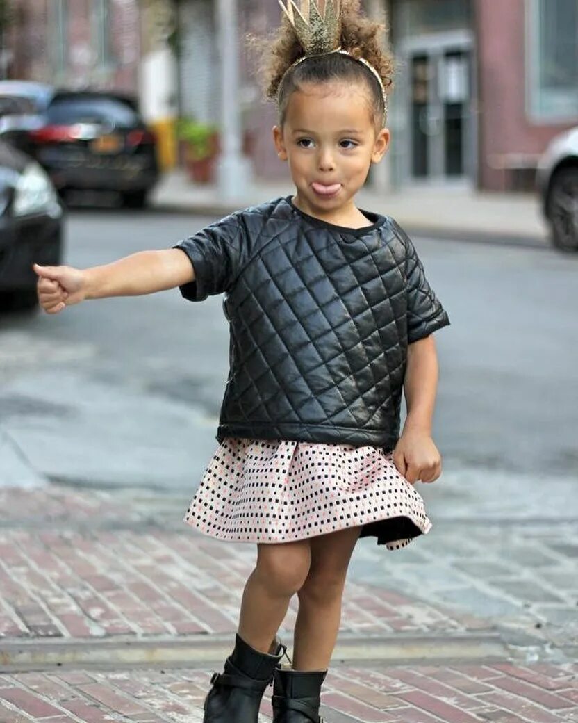 Красивые стильные дети. Модные образы для девочек. Стильные дети девочки. Девочка в нотном платье. Красивая одежда для девочек.