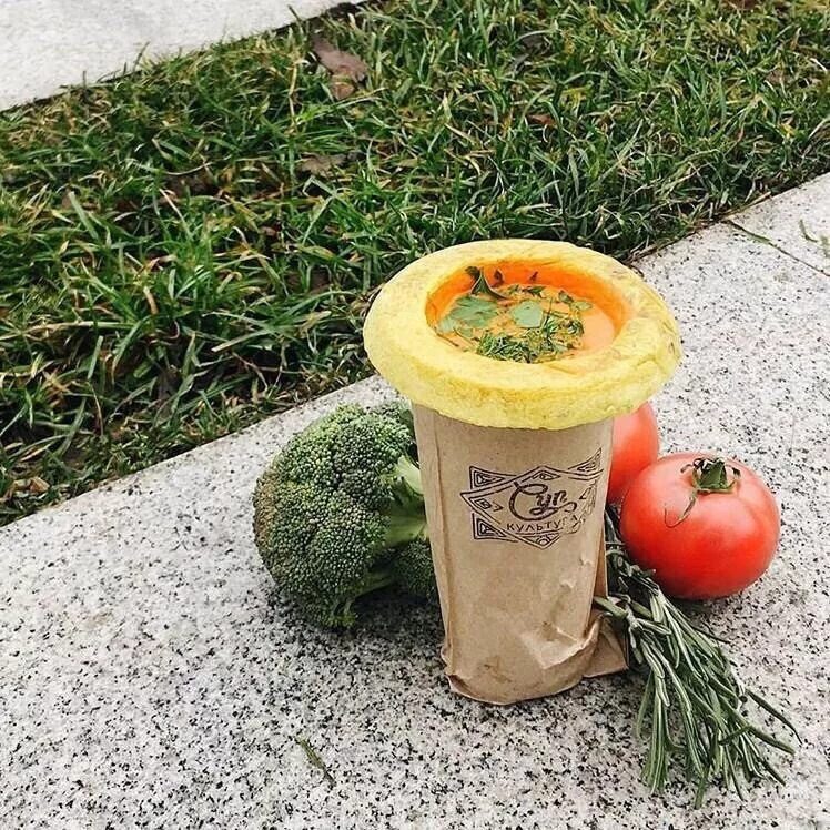 Суп в съедобном стакане. Борщ в стакане. Суп в стакане. Суп в стакане. Съедобный стаканчик для супа.