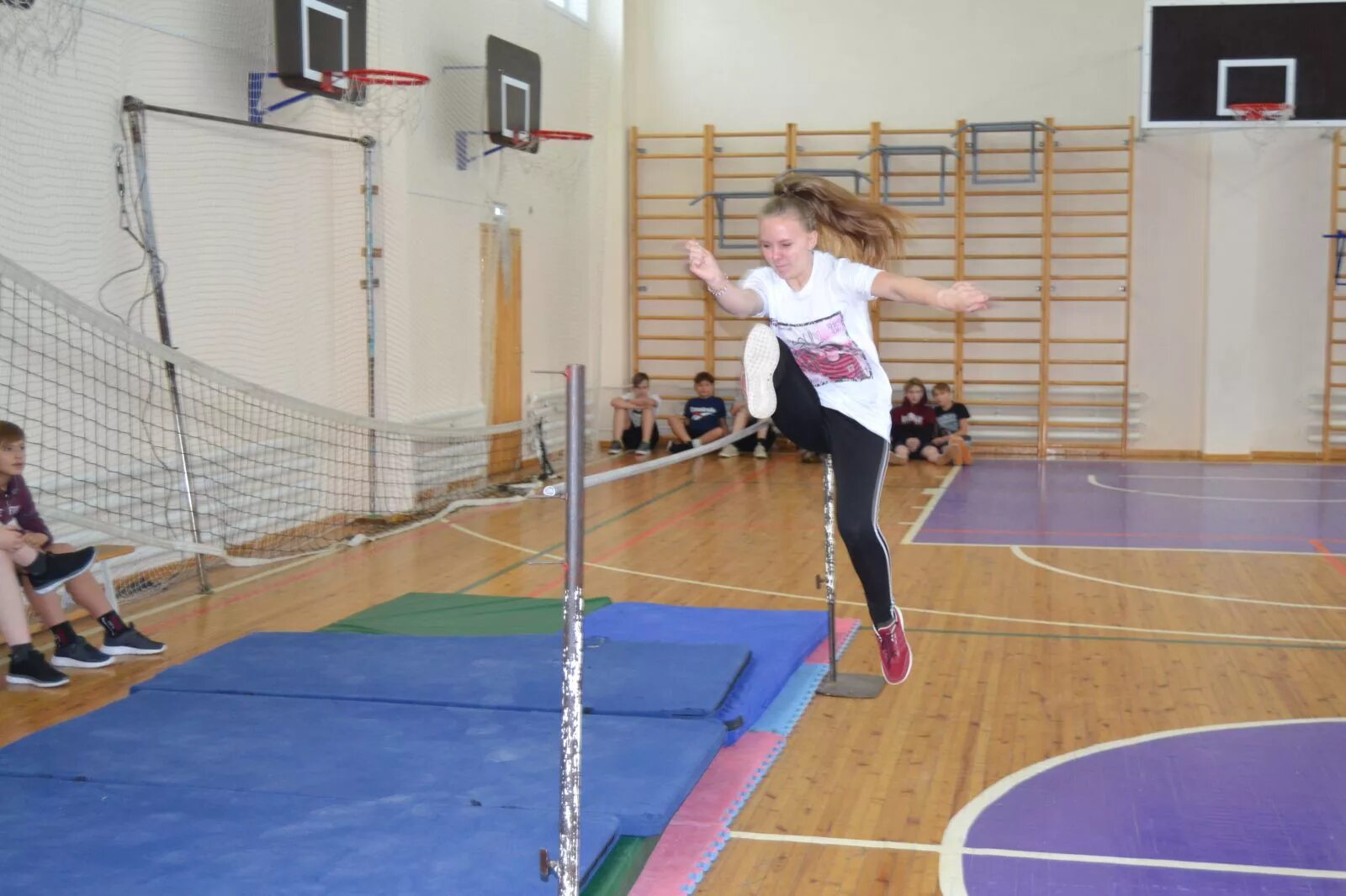 Прыжки в высоту в школе. Прыжки в высоту школьники. Прыжки в высоту в школе. Прыжки через планку. Прыжки в высоту с разбега в школе.