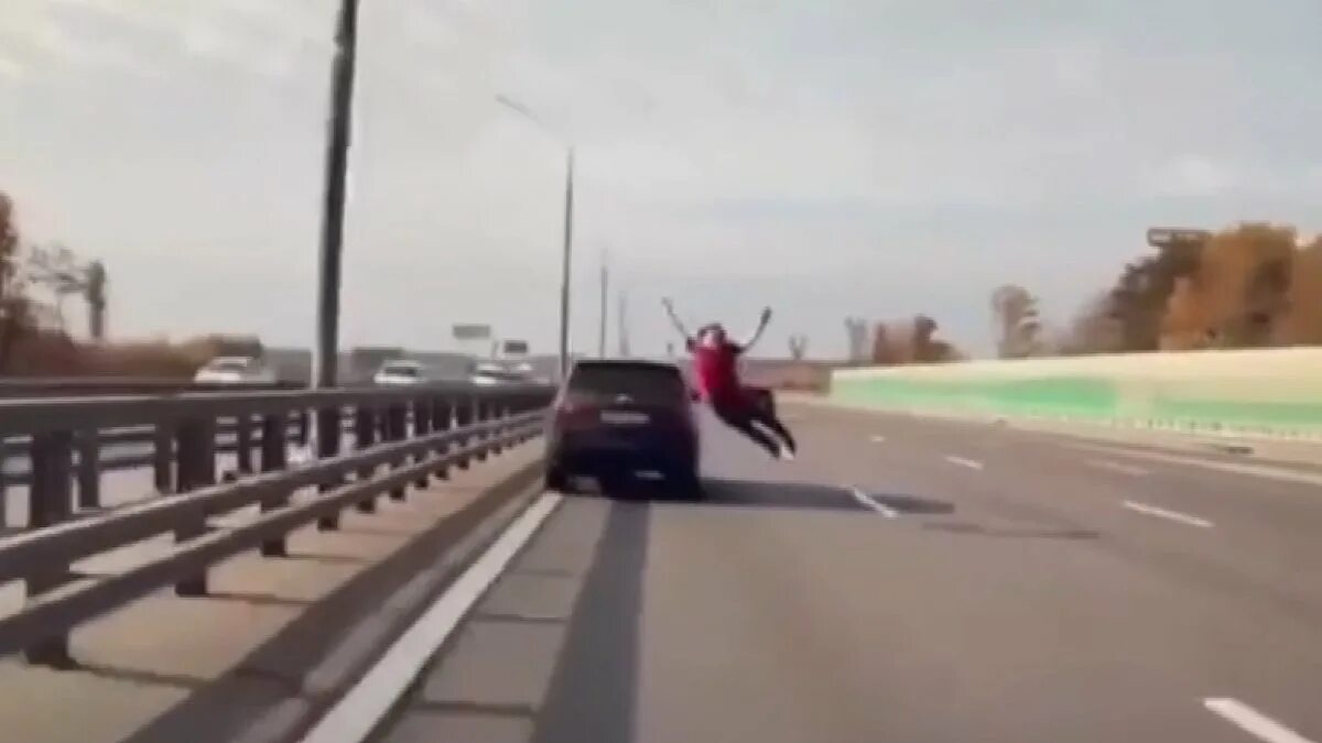 Человек прыгнул под машину. Падают с самолета афганистан. Посадка пассажиров в самолет. Дебош на борту самолета. Мужчина бежит на самолет.