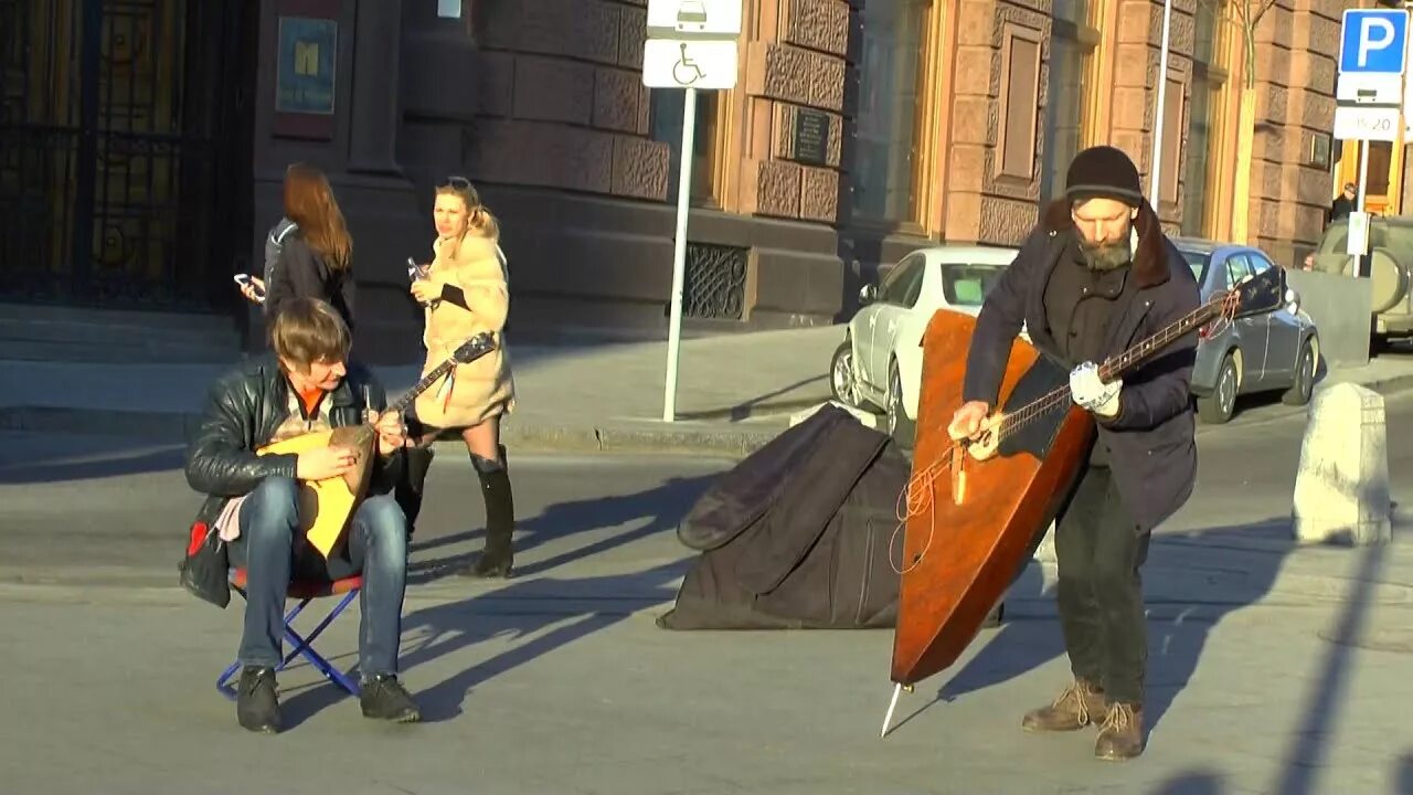 Песни поют на улице видео. Песни поют на улице видео. Поет на улице. Уличный музыкант поет. Песни поют на улице видео.