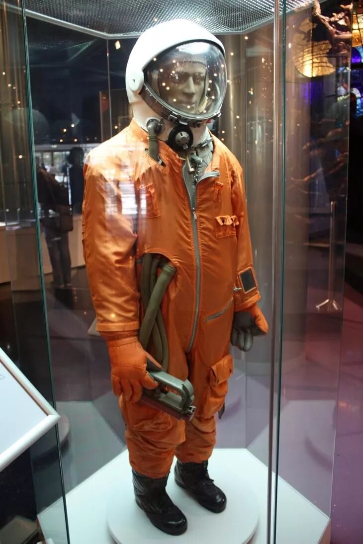 Первый космический скафандр. Скафандр в музее космонавтики в Москве. Скафандр Гагарина в музее космонавтики. Мемориальный музей космонавтики скафандр.