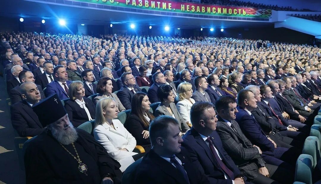 Пятёрочка ессентуки режим работы в праздники. Лукашенко с флагом беларуси. Беларусь 31 января. Беларусь 31 января. Студенты белоруссии.