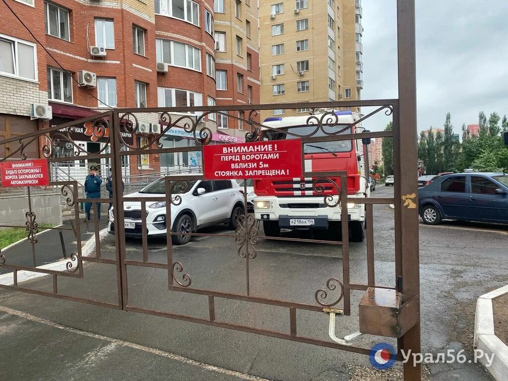 1 мая 61 оренбург. Машина во дворе. Парковка во дворе. Машины во дворах России. Пожарный проезд во дворе.