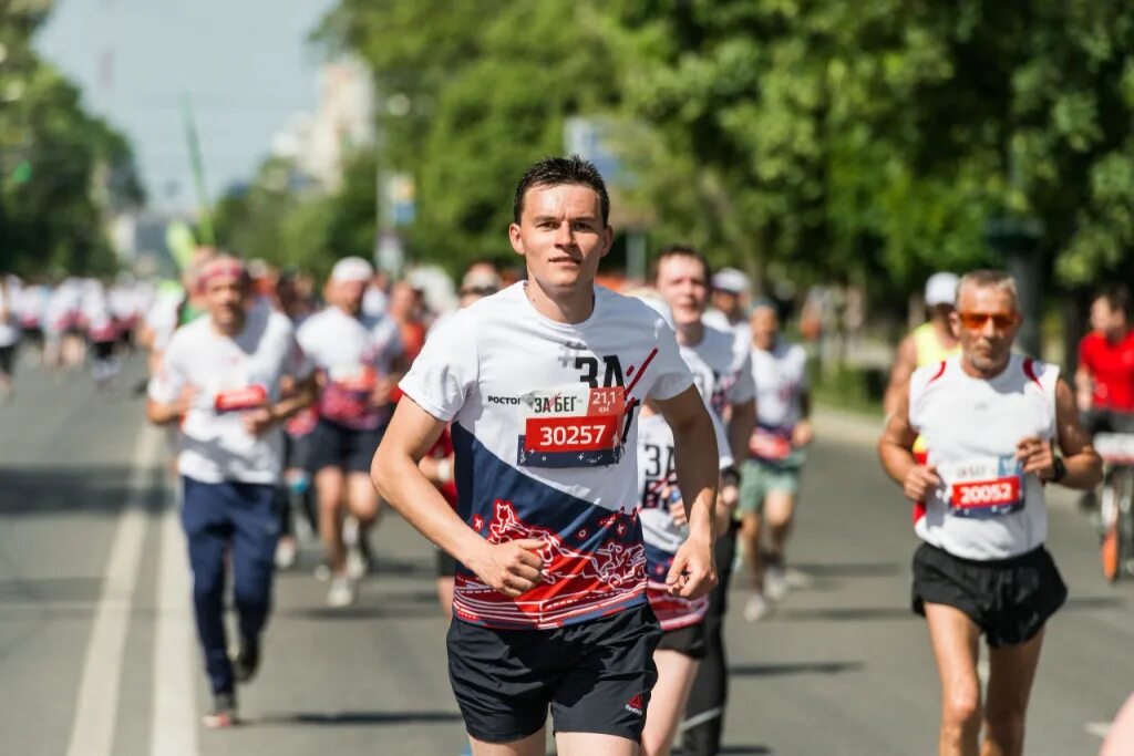 санкт петербург забег 2017. полумарафон новосибирск 2022. московский полумарафон сардана трофимов. забег рф 2022 махачкала. московский марафон 2020 старт.