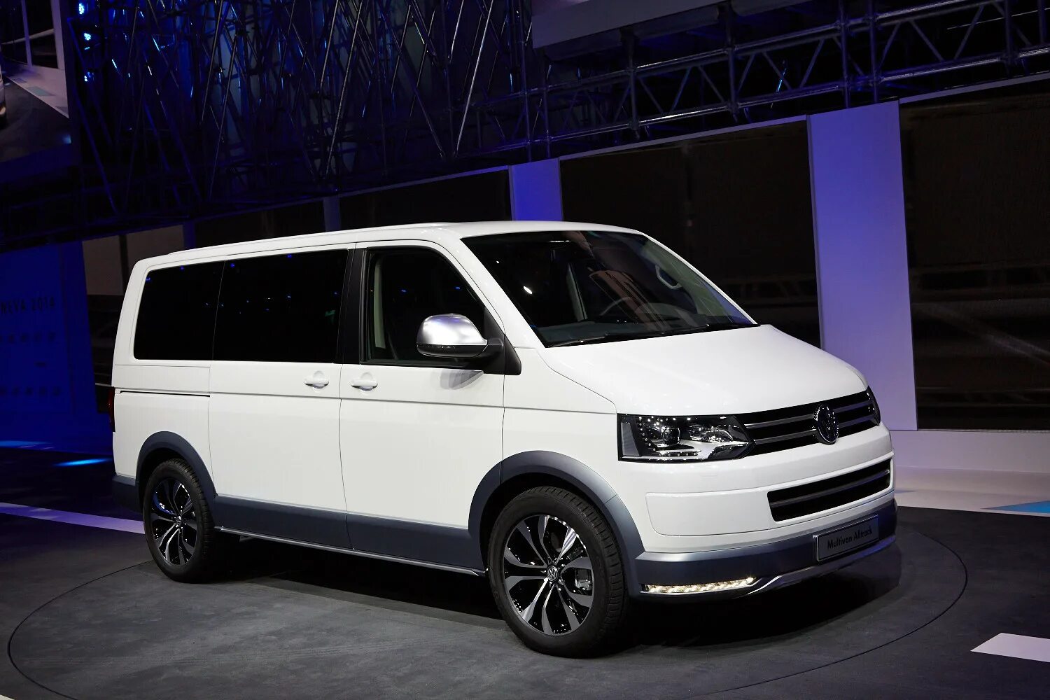 Фольксваген мультивен полный привод. Фольксваген т6 белый. Volkswagen Caravelle t6 белый. VW Multivan t6 белый. Volkswagen Transporter t6 Рестайлинг.