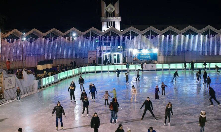 Работают ли катки в феврале. Каток Сокольники, Москва. Каток лед в Сокольниках. Каток парк Победы Москва. Каток Метеор парк Победы.