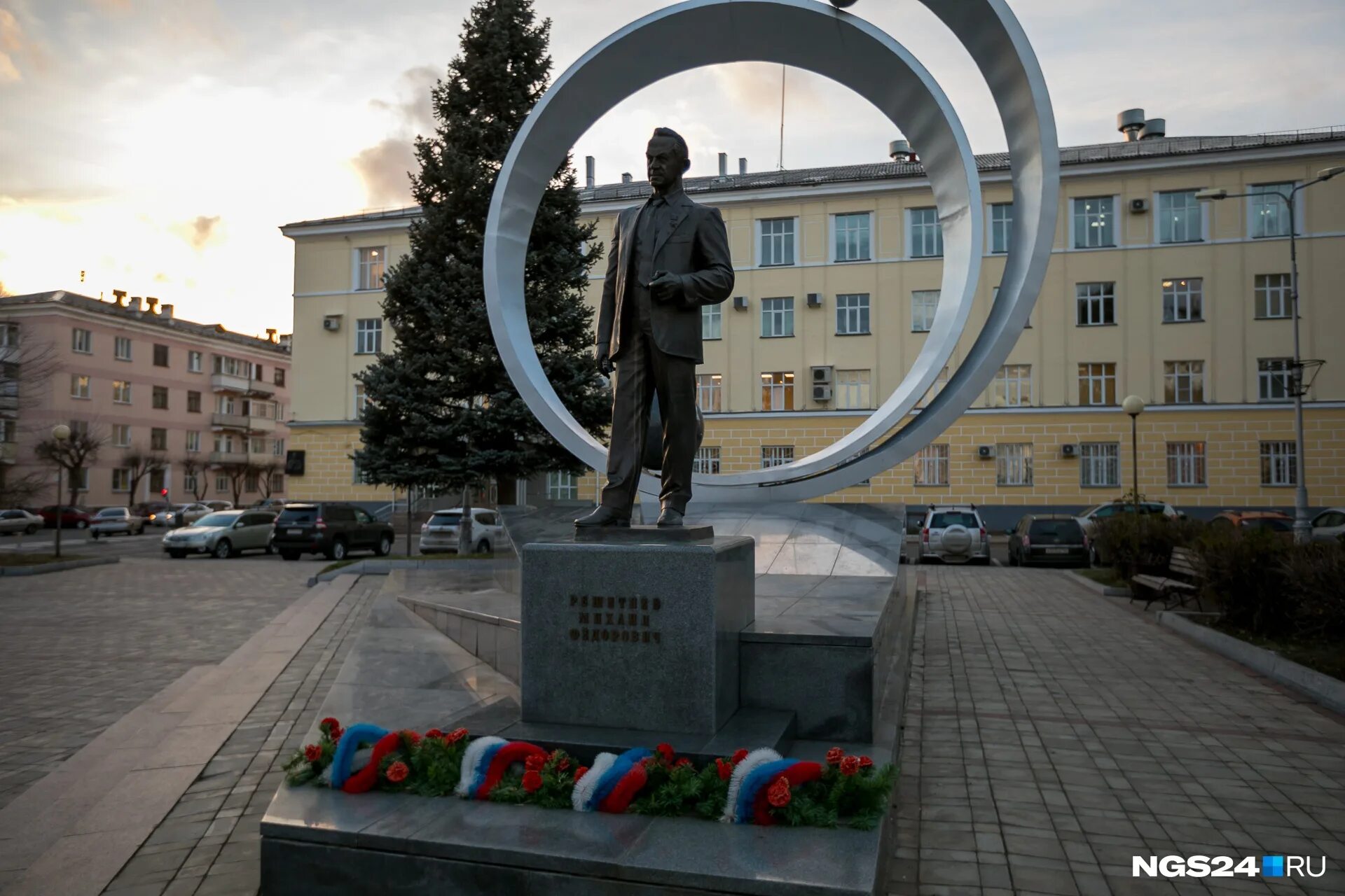 Железногорск красноярский край последние новости. ГХК Железногорск Красноярский край. Горно-химический комбинат Красноярск. Горно-химический комбинат Железногорск Красноярский край. Памятник Решетневу в Железногорске.