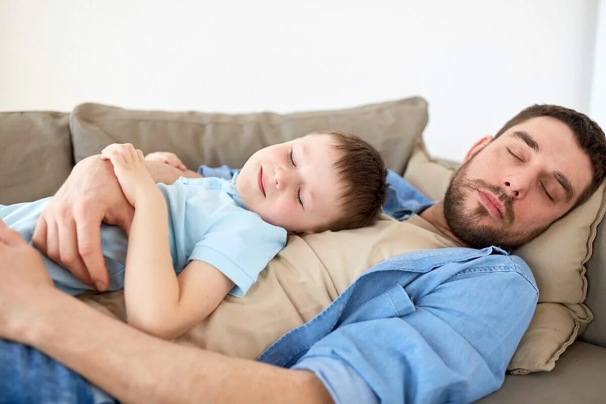Мама т спящего сына. Отец и сын сон. Папа и малыш на диване. Фотосессия отец и сын на диване. Папа укладывает сына спать.