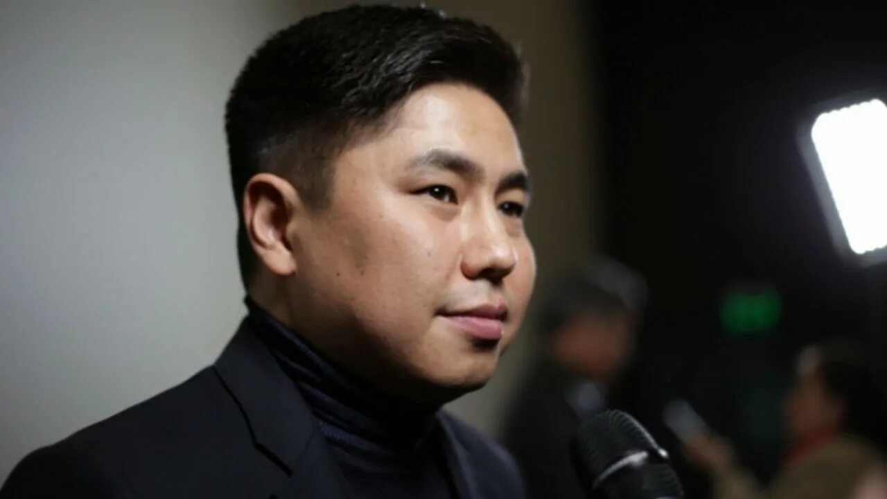 Казах адамбаев. Нуртас адамбай. Улан адамбаев актер. Нуртас адамбай актёр. Нурлан адамбай.