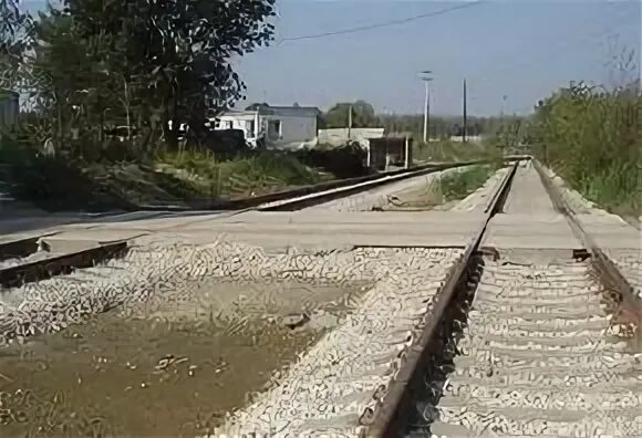 Резиновый настил на рельсах. Железнодорожные плиты. Плита железнодорожного переезда. Плита железнодорожного переезда. Переезд железнодорожных путей.