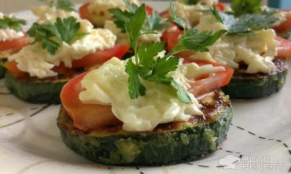 Жареные кабачки с чесноком и помидорами. Жареные кабачки с чесноком и майонезом и помидорами. Кабачки жареные с помидорами и чесноком. Кабачки с помидорами и сыром и чесноком. Кабачки с чесноком и майонезом и помидорами.