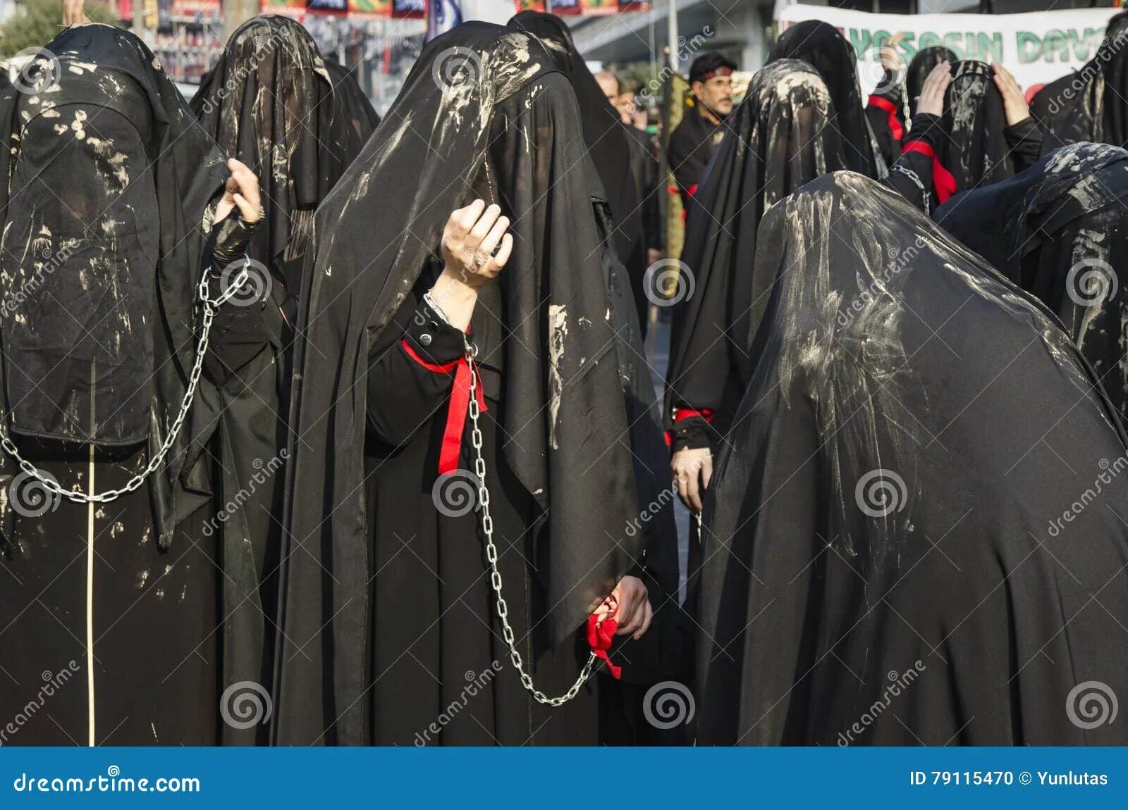 Одежда для похорон женщины мусульманки. Мусульманские платья траурные. Мусульманские похороны одежда. Сколько продлится траур крокус