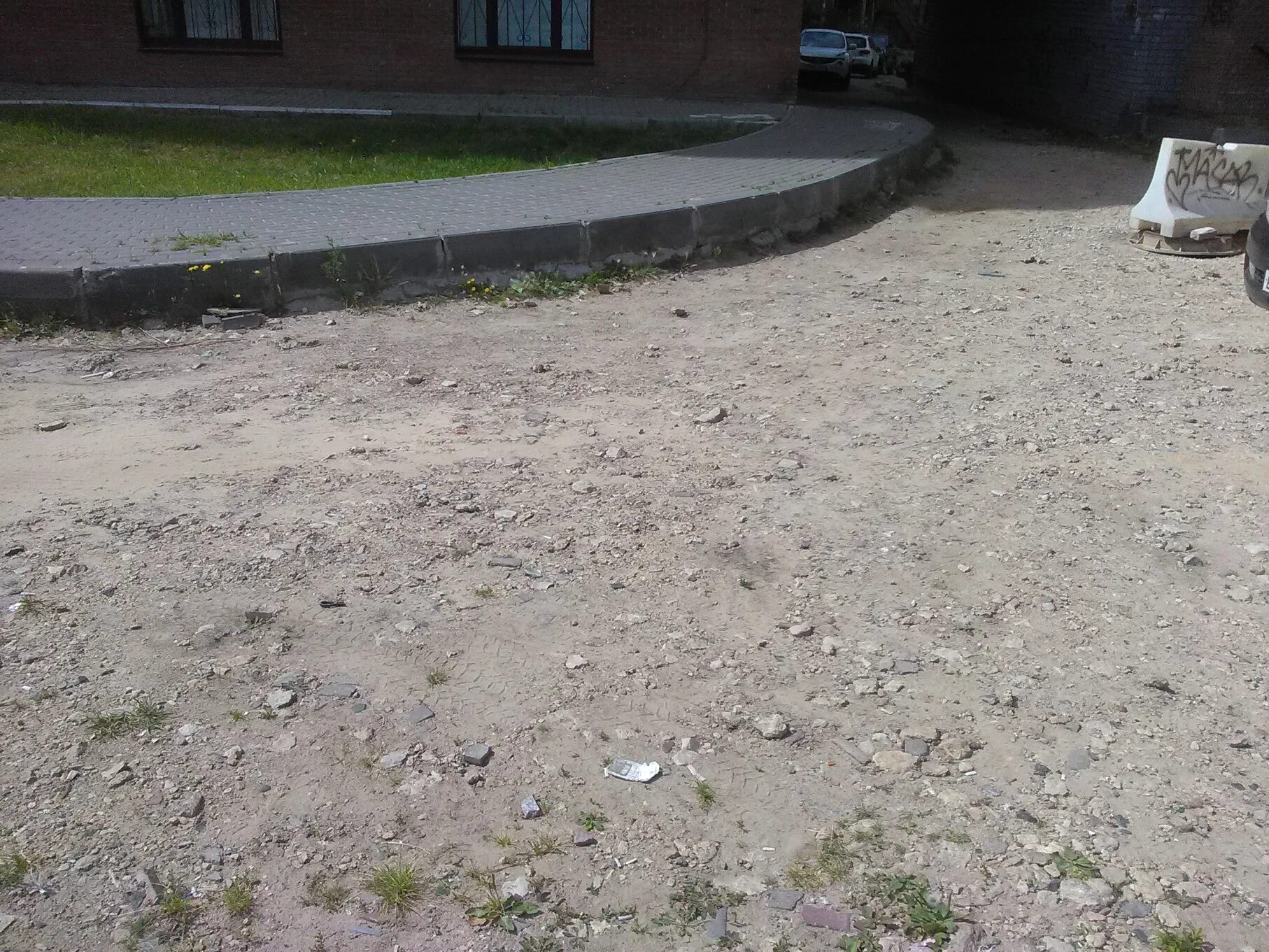 двор гостинки питер. двор из бетона. белгородская область, белгород, б-р юности, 35в. захожу во двор. зайду со двора.