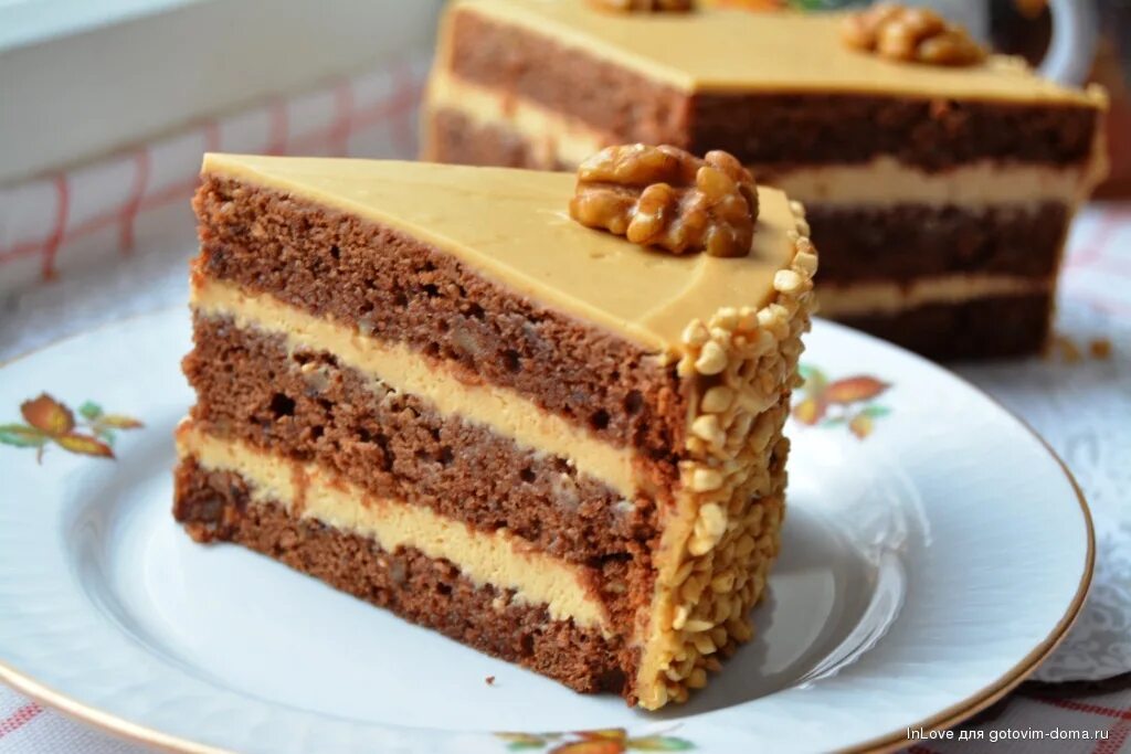 Шоколадный бисквит с карамельным кремом. Торт сникерс наринэ шахраманян. Начинка со сгущенкой рецепт. Торт песочный медовик. Начинка со сгущенкой рецепт.