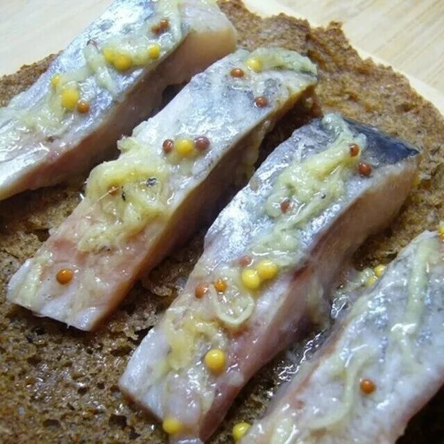 сельдь с горчицей. сельдь с горчицей. сельдь. селедка с луком и горчичным соусом. селедка в норчичном сосуме.