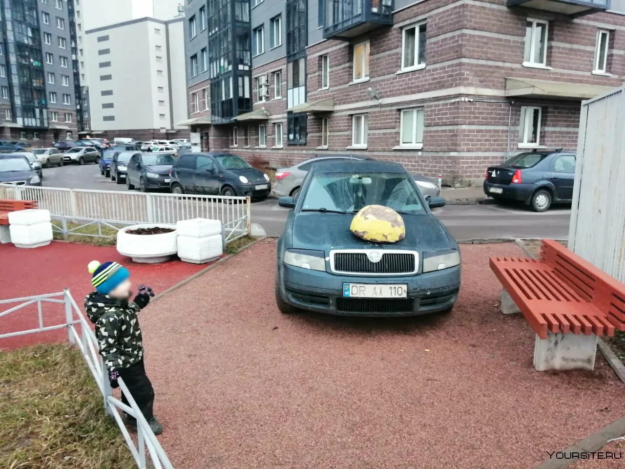 Парковка на тротуаре во дворе жилого дома. Машина во дворе. Припаркованные машины во дворе. Неправильная парковка во дворе. Машина на тротуаре.