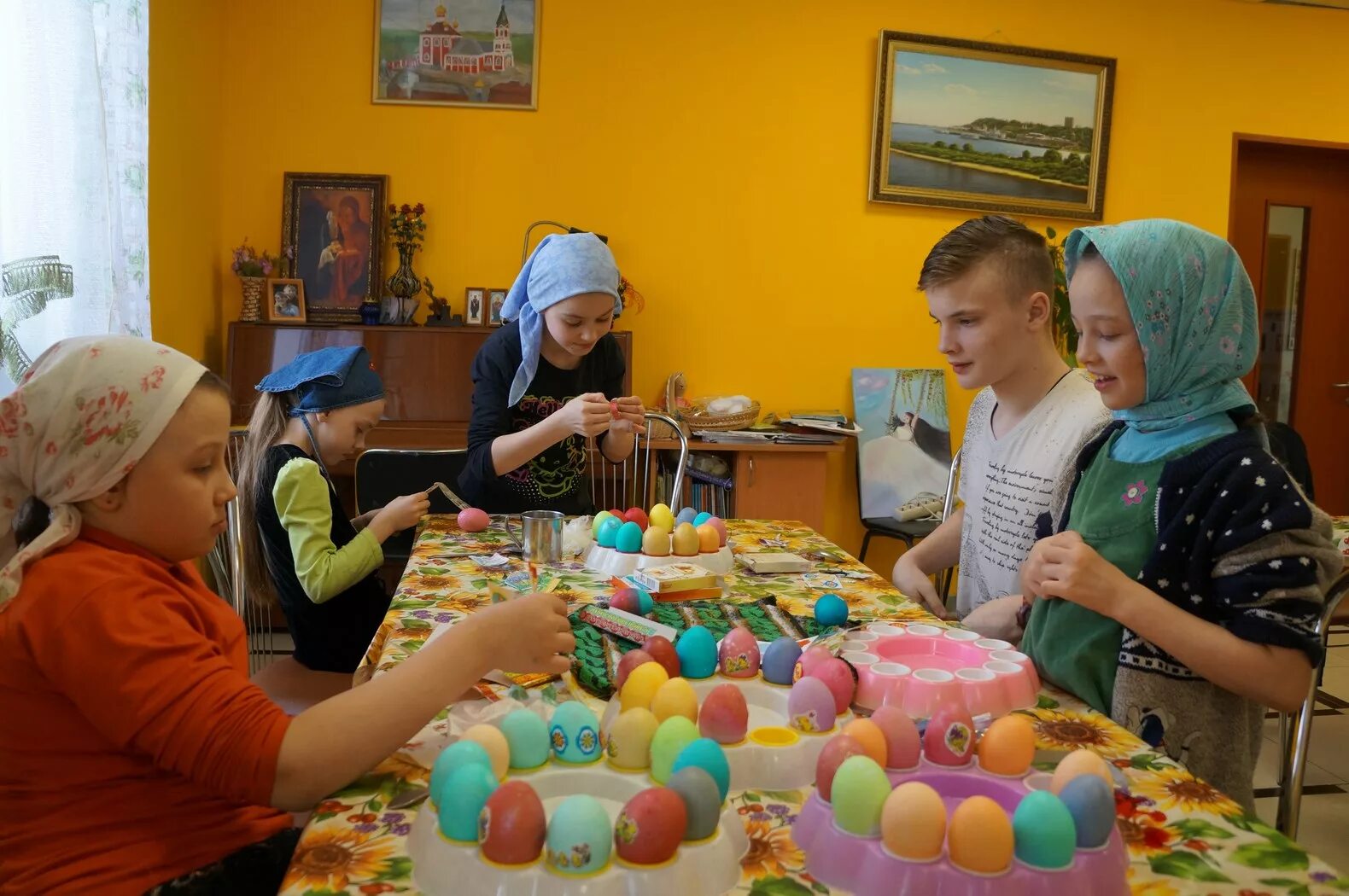 подготовка к пасхе. пасхальное застолье. пасхальный стол. пасхальный стол традиции и обычаи. пасхальный стол.