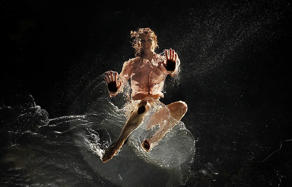 Танец над водой. Шоу дом танцующей воды в макао. Девушка около воды. Танец с водой. Вода танцует.