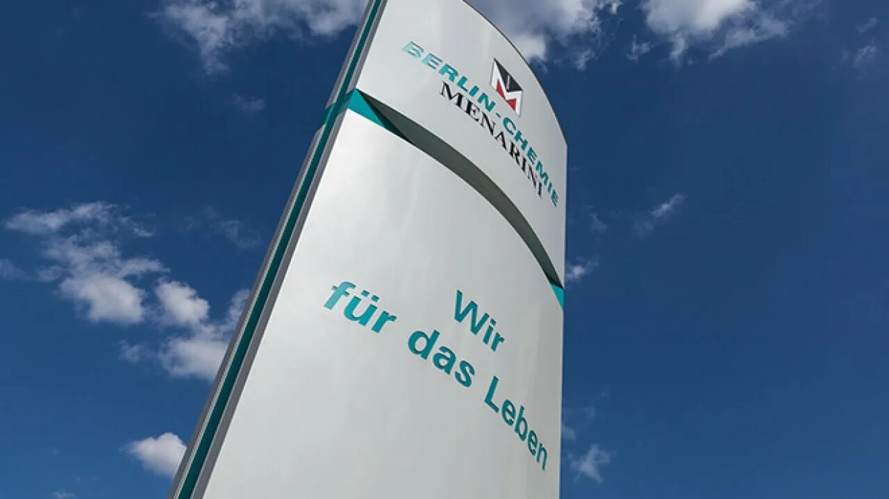 Здание рейхстага в берлине. Ernst & young здание. Берлин фарма менарини фармацевтический завод. Самый большой железнодорожный вокзал германии берлин. Заводы в германии.