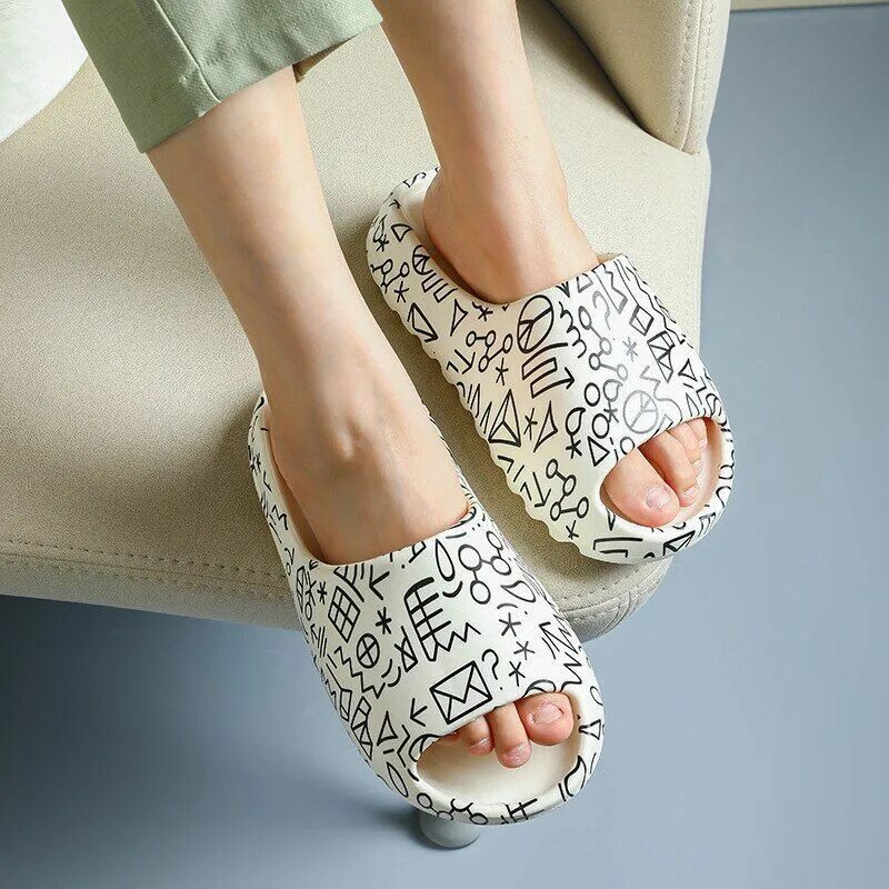 Резиновые тапочки тренд. Модные тапочки. Модные домашние тапки. Шлёпанцы женские. Модные летние тапки.