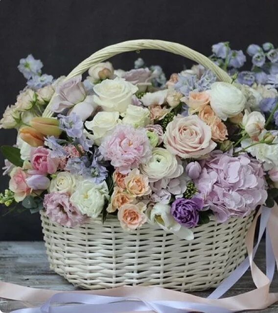 корзины цветов нежные. композиция в корзине. корзины цветов нежные. литтл ван цветочное лукошко. цветы в корзиночке.
