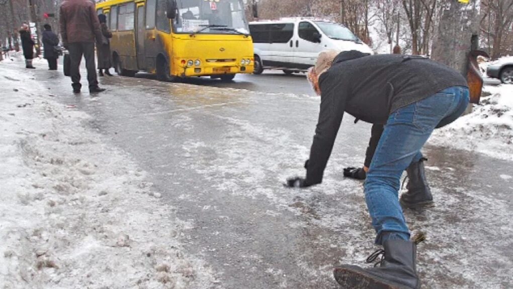 Скользко на улице. Гололед. Скользкий тротуар. Лед на тротуаре. Гололед падает