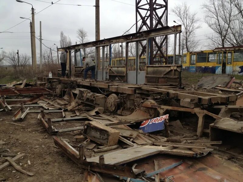 Прием металлолома реклама. Прием металлолома газель. Куча металлолома. Чермет ростов. Металлолом в ростове на дону.