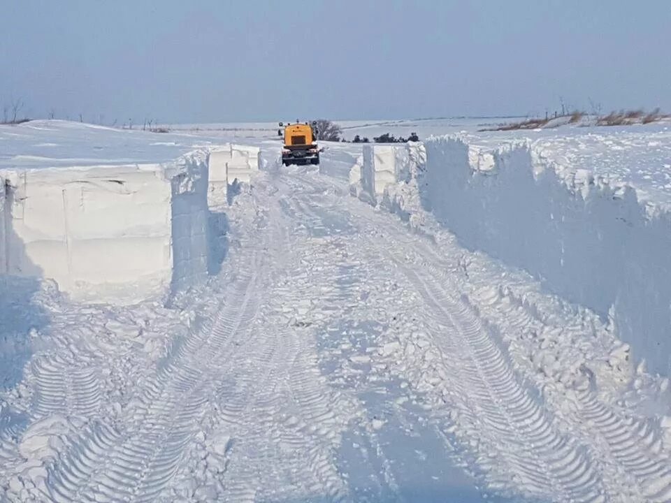 Метр снега на даче. Конец зимы. 4 метра снега. Глубокие сугробы. Сугробы в канаде.
