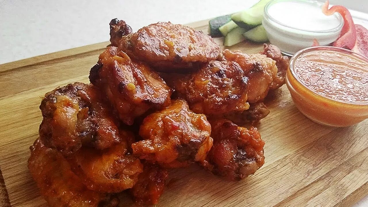 Сладкие крылышки в духовке. Острый куриные крылышки буффало. Жареные крылышки. Жареные крылышки в духовке. Запеченные крылышки.