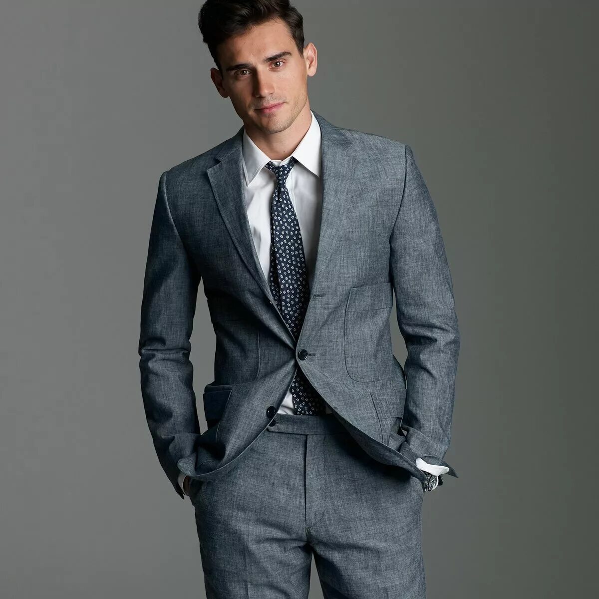 Модели мужской одежды. Красивый стильный мужчина. Одежда хорошо сидит. Красивый мужчина в костюме. Деловой костюм.