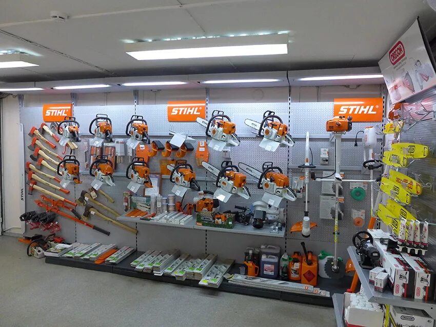 Витрина Stihl. Витрина бензоинструмент штиль. Монтажный стенд Stihl. Торговое оборудование Stihl.