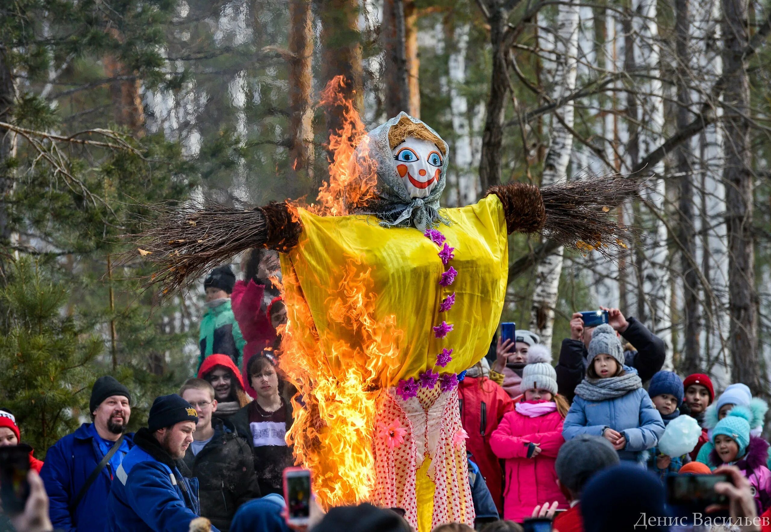 чучело масленицы. сожжение чучела на масленицу. чувашия масленица 2022. масленица картинки. сжигание чучела масленицы.