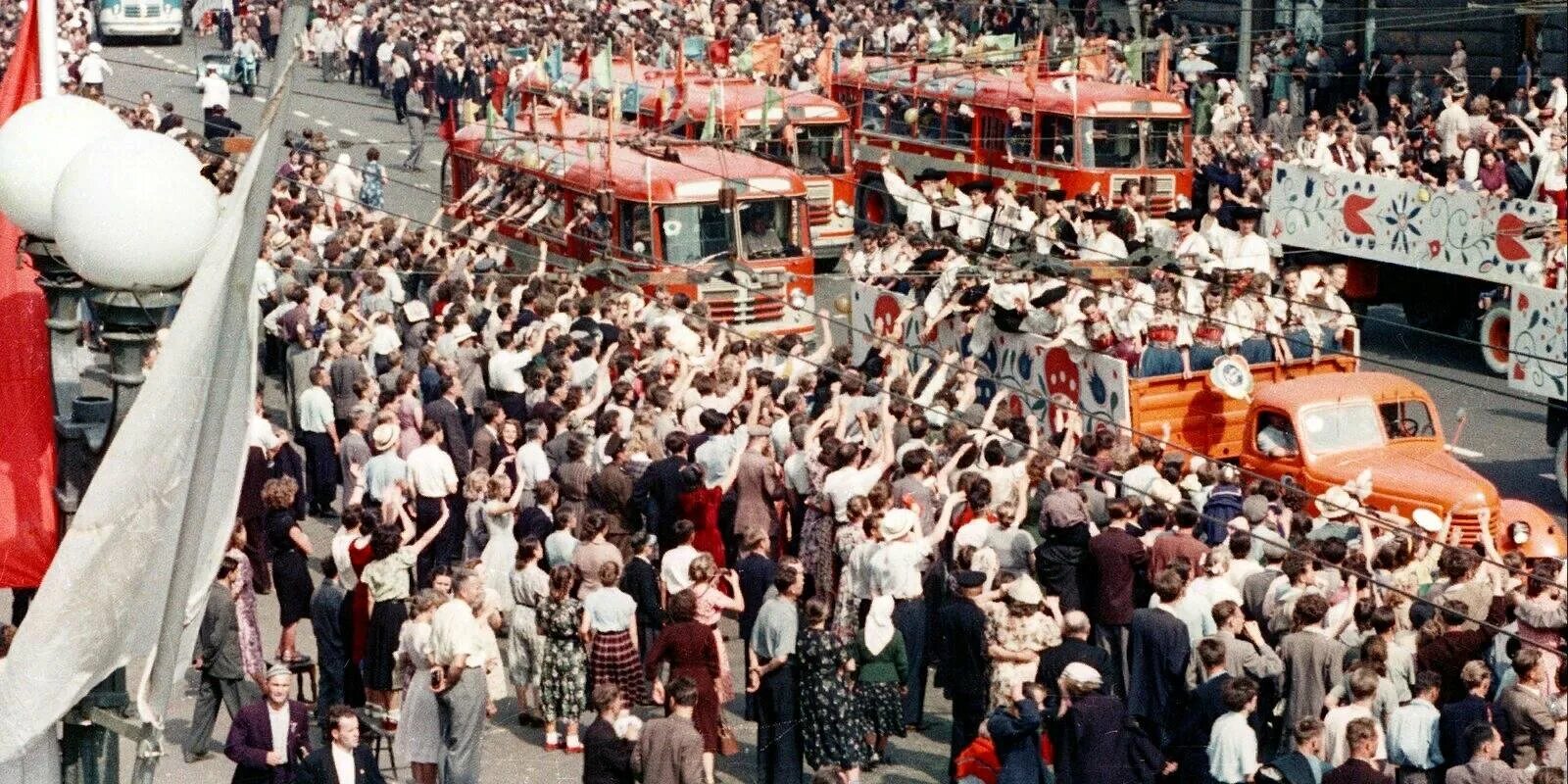 Vi Международный фестиваль молодежи и студентов в Москве 1957г. Фестиваль молодёжи и студентов в Москве 1957. Vi ВФМС 1957 года в Москве. 1957 Год фестиваль молодежи. Год всемирного фестиваля молодежи в москве