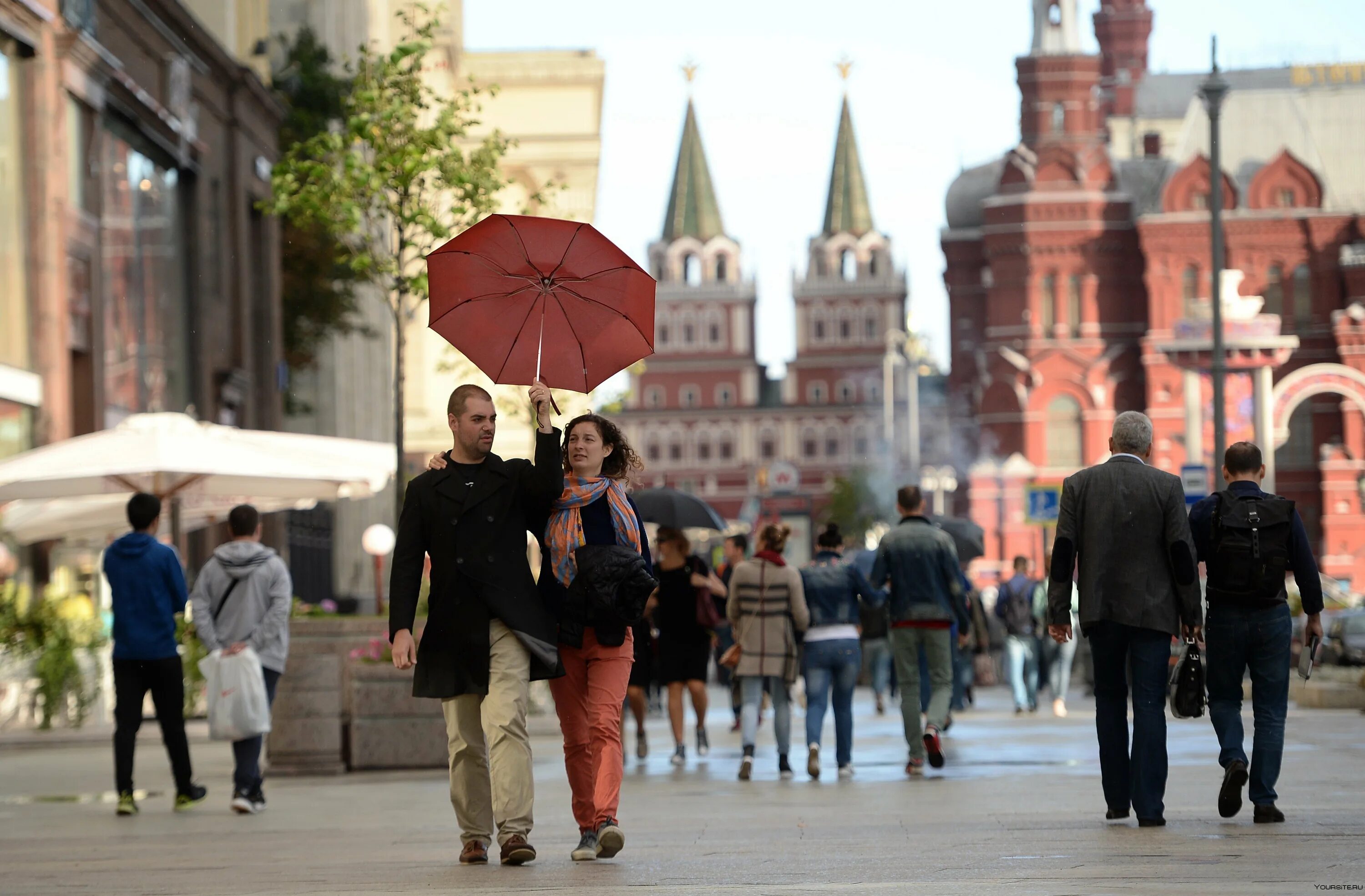 Люди на улицах Москвы. Люди на улице города. Прохожие на улицах Москвы. Люди на улице Россия.