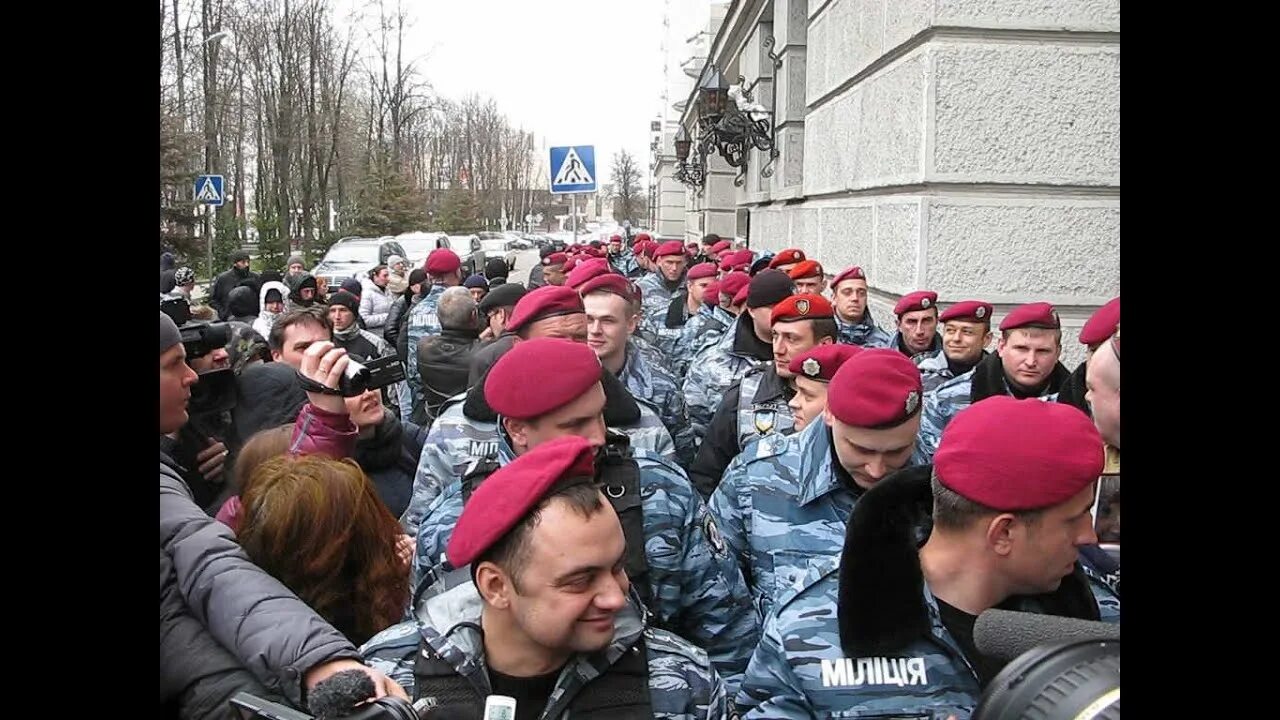 Жители харькова. Последние новости под харьковым. Штурм харькова 2022. Последние новости под харьковым. В харькове обстрелян торговый центр.
