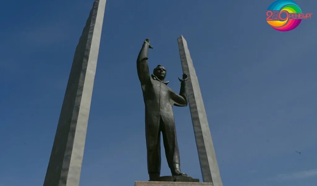 В каком городе памятник гагарину. Памятник Гагарина Оренбург. Памятник Юрию Гагарину (Оренбург). Монумент Гагарину в Москве. Памятник Гагарину Саранск.