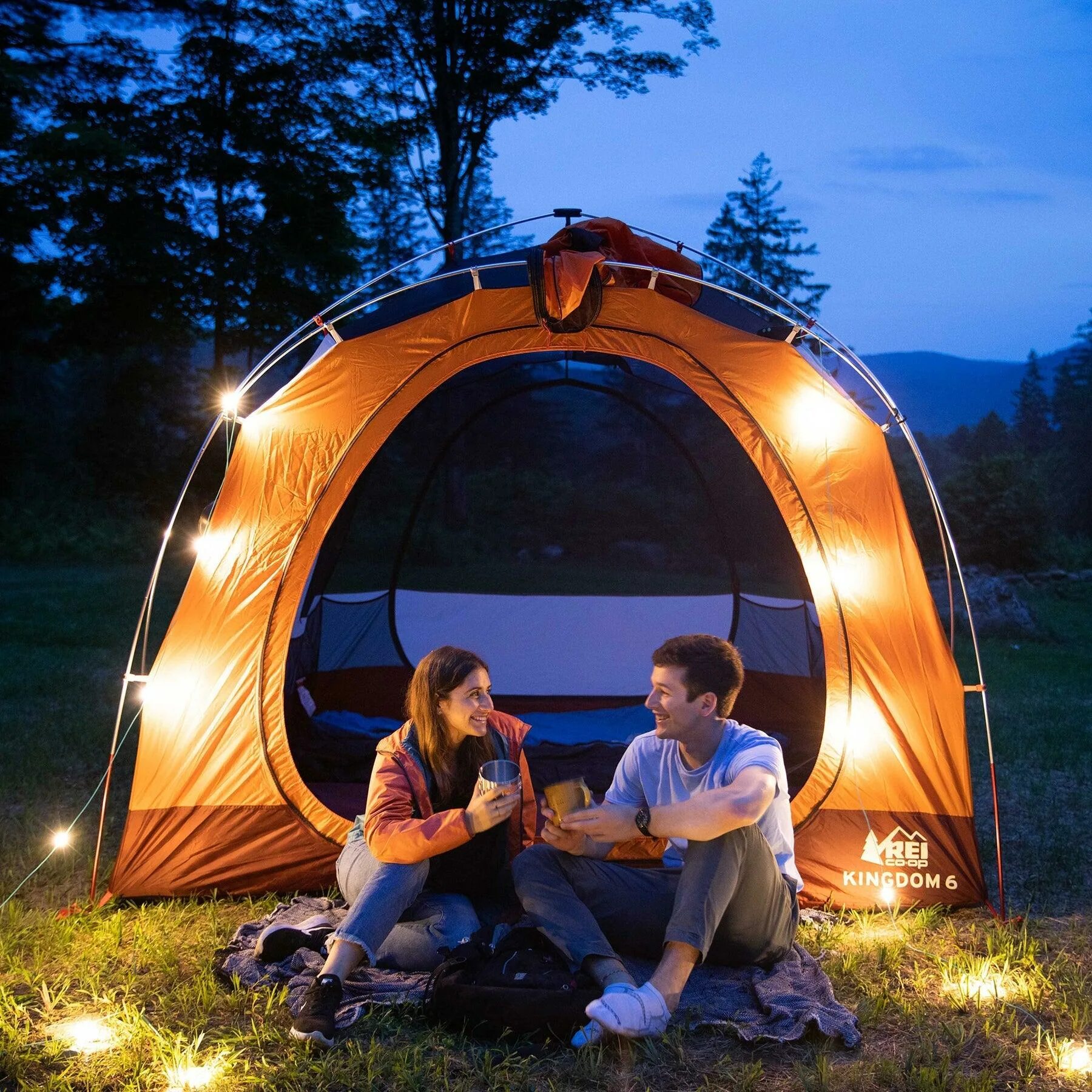Освещение для кемпинга. Кемпинг подсветка. Кемпинг палатки гирлянды. Палатка с гирляндой. Light camp