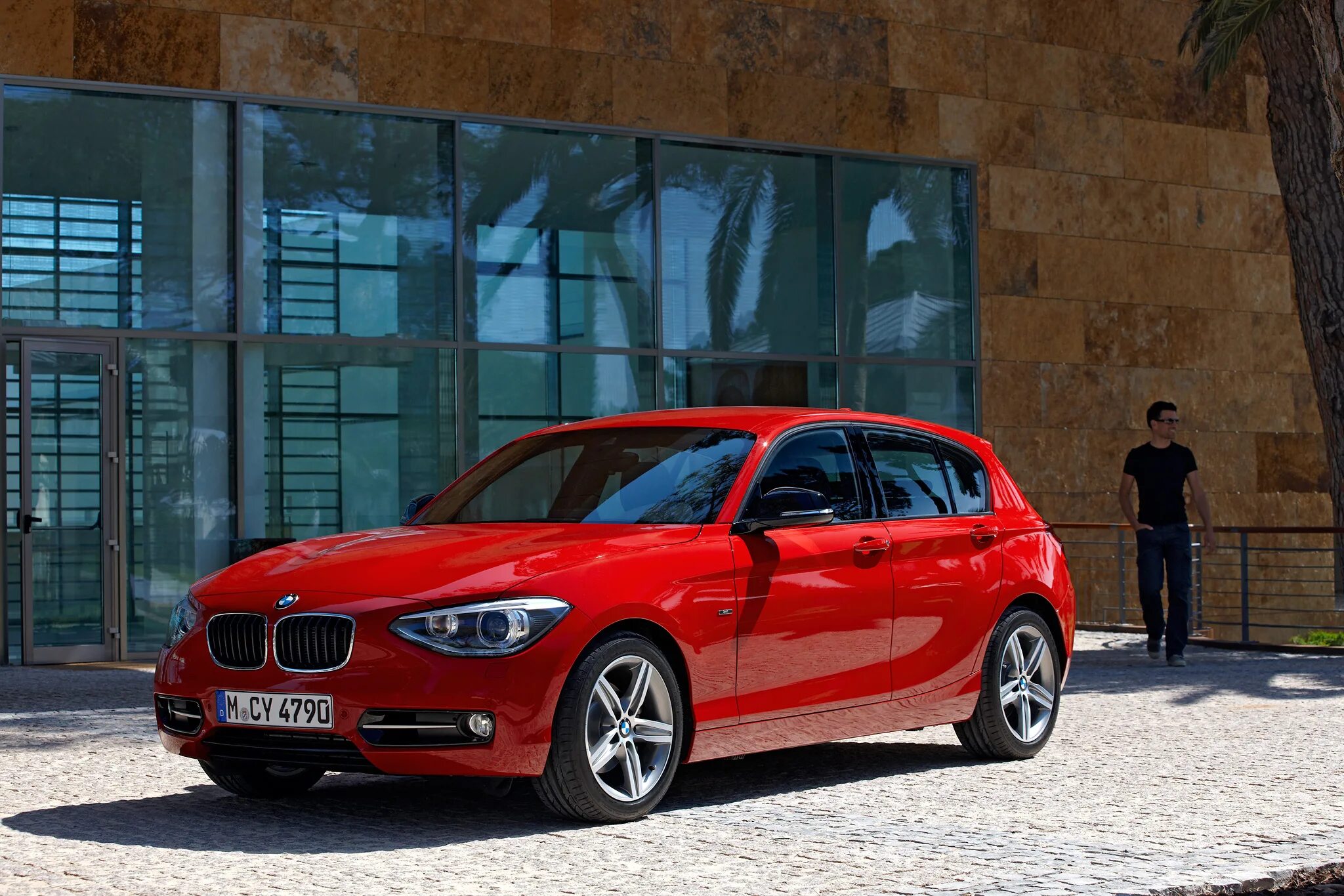 Автомобиль bmw 1. BMW 118i f20. BMW 1 хэтчбек. BMW модель 116i. BMW 118i красная.