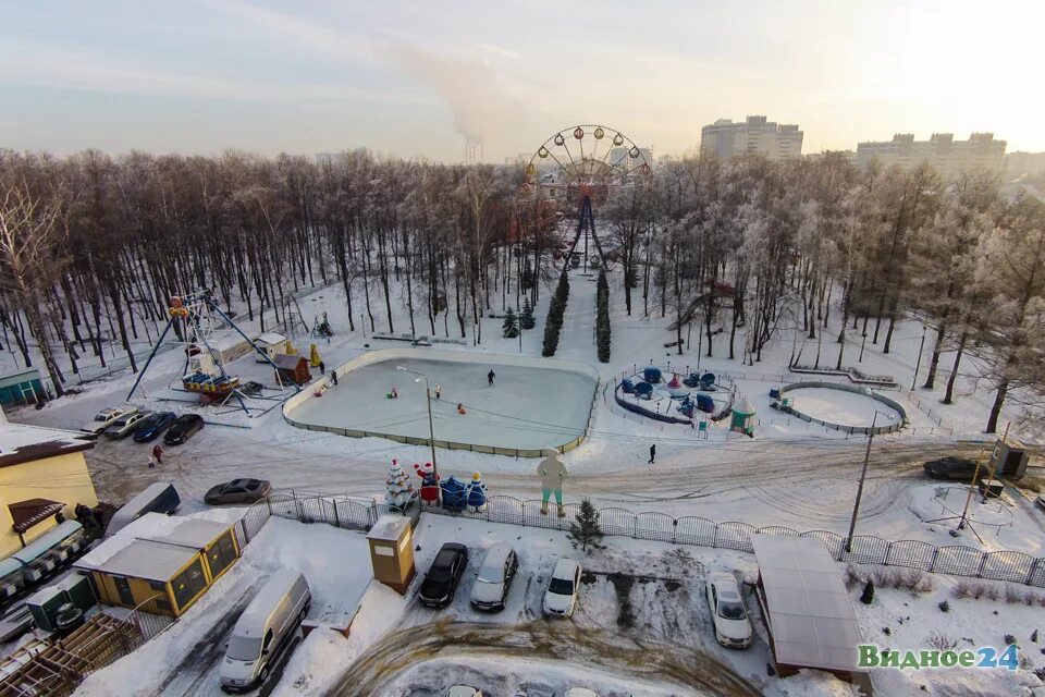 Парк видное московская область. Каток Центральный парк Видное. Город Видное детский городок. Ермолинский лесопарк Видное. Тимоховский парк аттракционы.