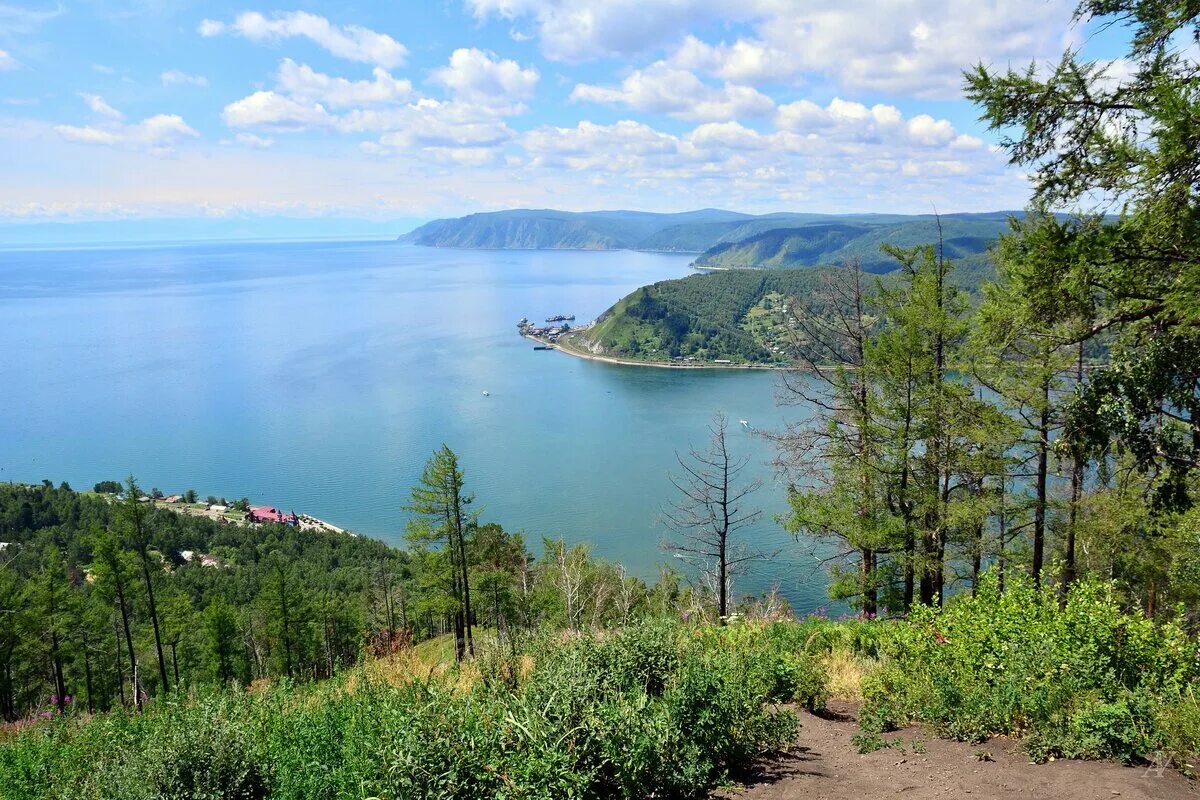 В россии самое глубокое озеро на земле. Озеро глубокое Красноярский край. Байкал глубокое озеро. Озеро Байкал Листвянка. Ушканьи острова на Байкале.