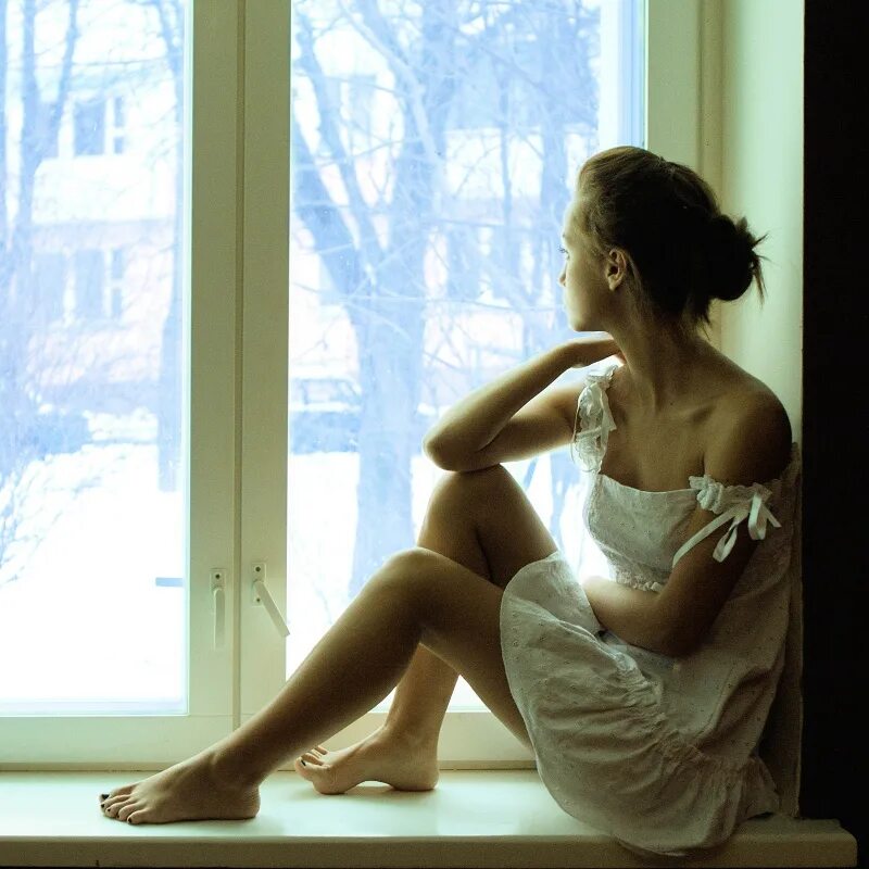 За окном белом платье. Женщина в ожидании. Девушка на подоконнике. Девушка сидит на подоконнике. Девушка у окна.