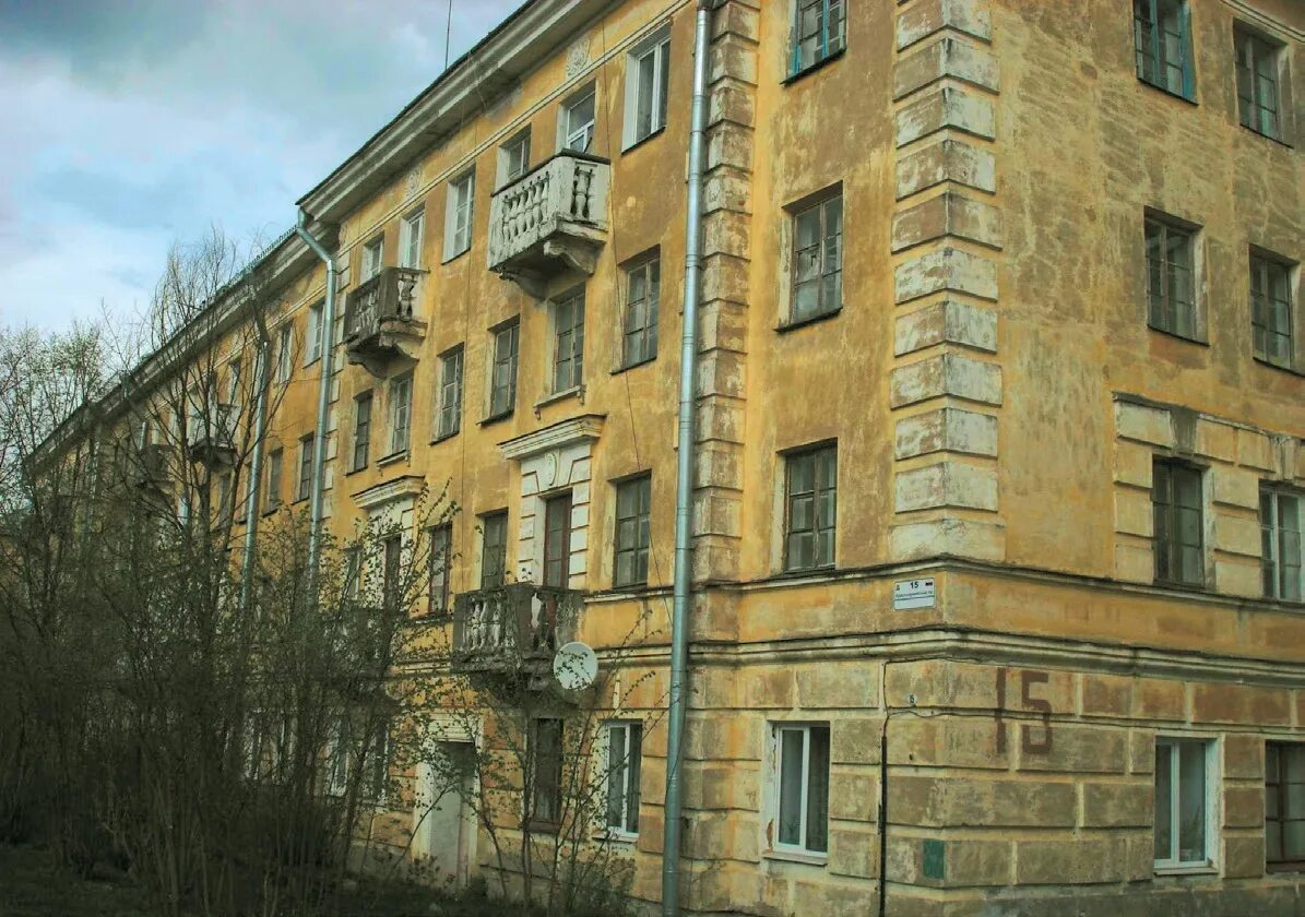 Здания гатчины. Старые многоквартирные дома. здания довоенной постройки. довоенный дом. гатчина старые дома.