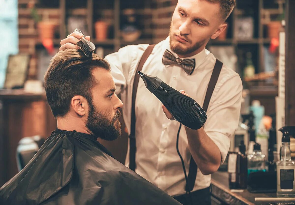 Джон ламонака барбер. Парни в салоне красоты. Мужская стрижка в салоне. Барбершоп олдбой стрижка борода. Парикмахерская мужская.